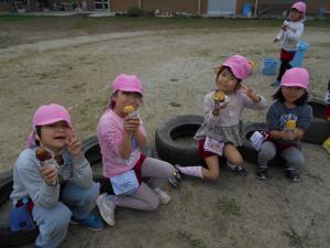 5歳児が焼き芋を食べています