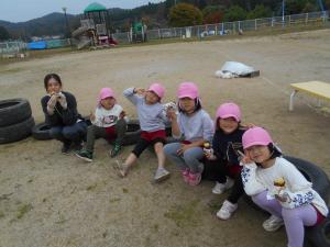 5歳児みんなで食べるとおいしいね