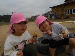 5歳児が喜んで焼き芋を食べました