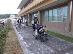 お散歩で行政センターを通って歩いています。
