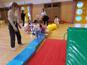 平均台を渡っています