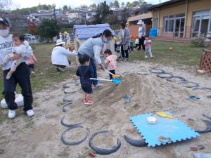 砂場でスコップで山づくり