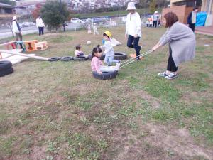 タイヤに乗って遊んでいます