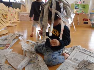新聞ちぎり①頭に乗せて～