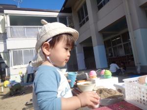 園庭　ままごと遊び　アイスクリーム②