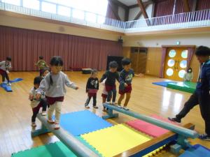 平均台を渡る3歳児