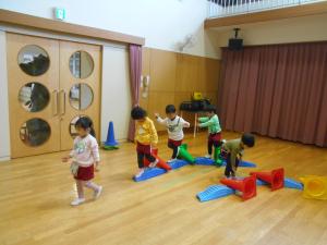 一本橋を渡る子ども