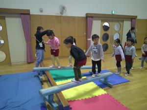 平均台を渡っている4歳児5歳児
