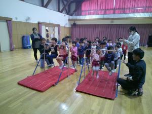 鉄棒にぶら下がっている女の子と男の子