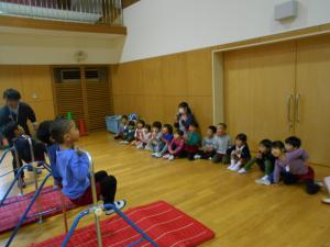 ぶら下がっているところを友達に見てもらっている