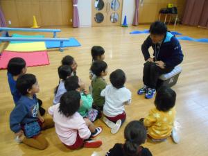 体操の先生に挨拶をしている子供