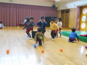 ボールを転がして拾っている子供たち