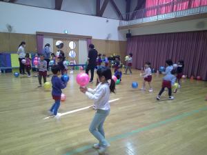 ボール運びを楽しむ子供