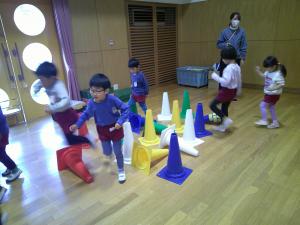 サーキット遊びをする子供