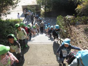 みねの寺の階段を上がっています