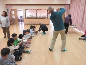 紐の巻き方を教えてもらっています