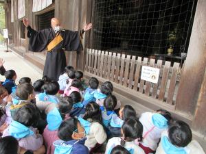 お坊さんの話を聞いています