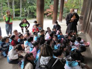 4歳児お坊さんの話を聞いています