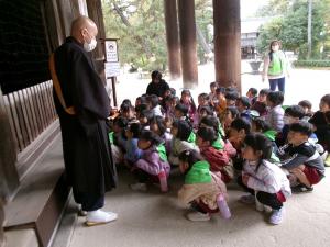 5歳児　お坊さんの話を聞いています