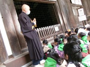 5歳児　お坊さんの話を聞いています