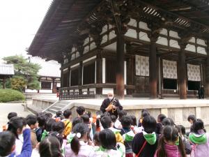 5歳児　隅鬼を見ています
