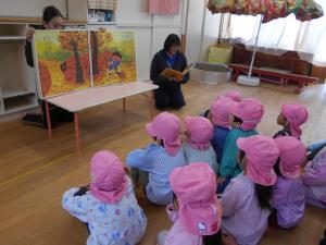5歳児が絵本を見ています