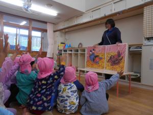 はーいと手を挙げる5歳児