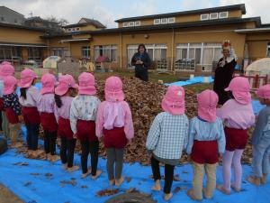 落ち葉の海を見る5歳児