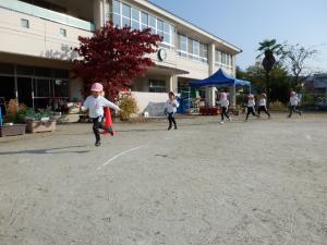 佐保幼　駆け足様子