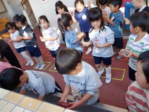 イモを洗っているところ4歳