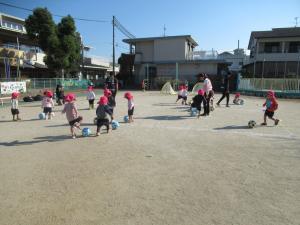 ボールを蹴る3歳児