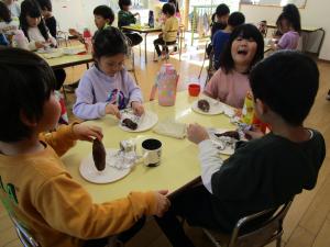 食べる４