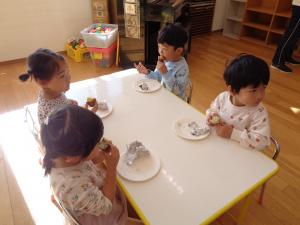にじ　食べてる