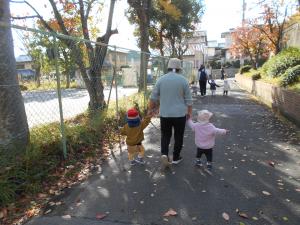 散歩　歩いてる