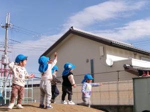 ５人で飛行機をみている