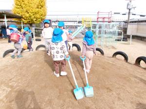 ６人で築山で遊ぶ