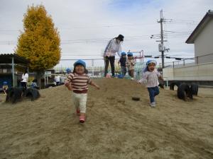 築山から駆け降りる
