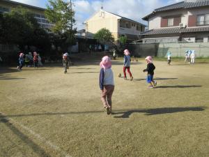 5歳児園庭遊びの様子サッカー