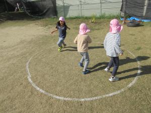 5歳児園庭遊びの様子鬼ごっこ