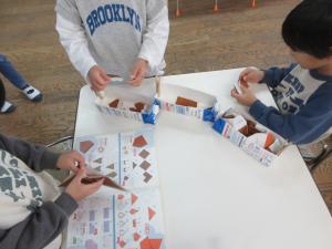 5歳児11月の製作の様子　折り紙