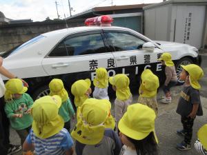 パトカーに大喜びの子ども達です。