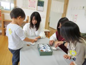 どこにドングリをおこうかな～