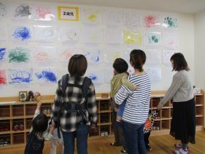 乳児組の作品をみているよ
