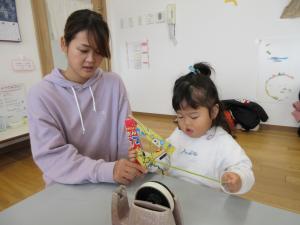 毛糸を使って紐通しをしているよ