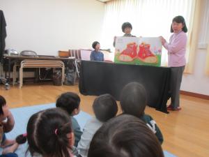 大型絵本を見ています
