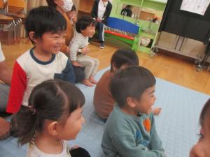 おはなしの会を楽しんでいます