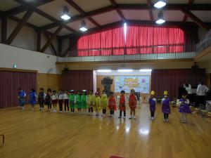 5歳児が歌を歌っています