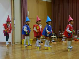 ポックリに乗って入場してくる子ども達