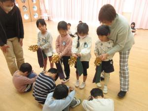 1くみ神楽鈴をもって巫女さんになっています