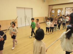 1くみ　新聞紙のやりを持っています